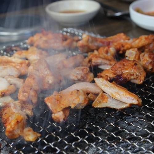 1960년대 원조 숯불닭갈비의 참맛을 재현하는 춘천맛집 “농가 닭갈비”