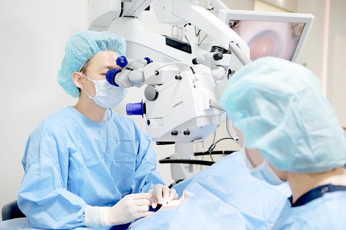 기존 시력교정술의 단점을 보완한 ‘렌즈삽입술’