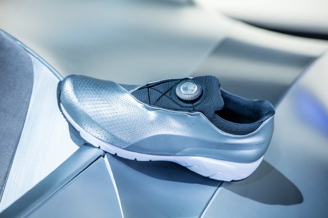 BMW 디자인웍스, 콘셉트카 ‘지나(GINA)’ 닮은 드라이빙 슈즈 발표
