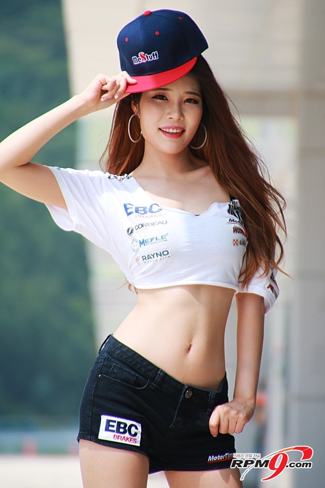 [포토] 레이싱모델 김희, 스냅백을 이용한 포즈 