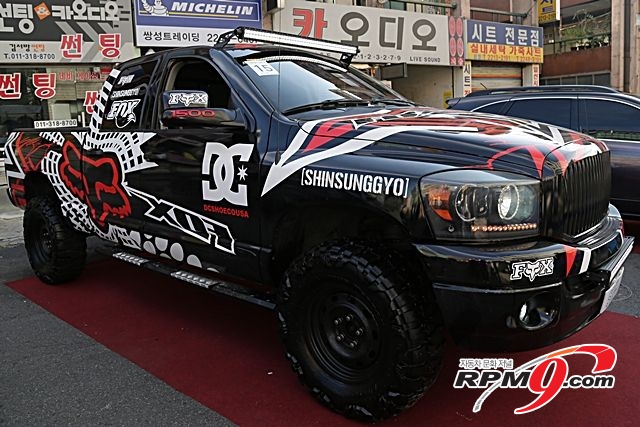 [포토] 압도적 무게감이 느껴지는 픽업 트럭 '닷지 램 1500'