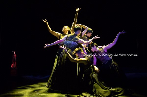‘공존(共存)’(BALLET NOVA & 김은미무용단) 공연사진. 사진=한국무용협회, 김정환 제공