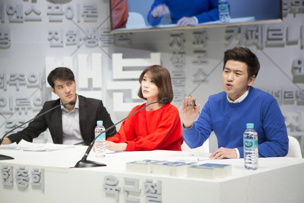 ‘신인류의 백분토론’ 공연사진. 사진=한국문예예술위원회 제공