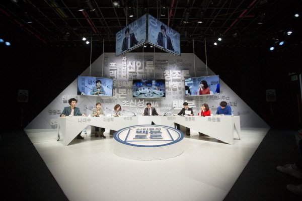 ‘신인류의 백분토론’ 공연사진. 사진=한국문예예술위원회 제공