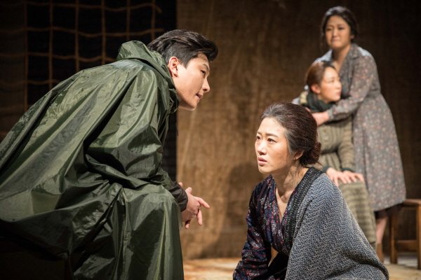 ‘헤카베’ 공연사진. 사진=극단/소극장 산울림 제공