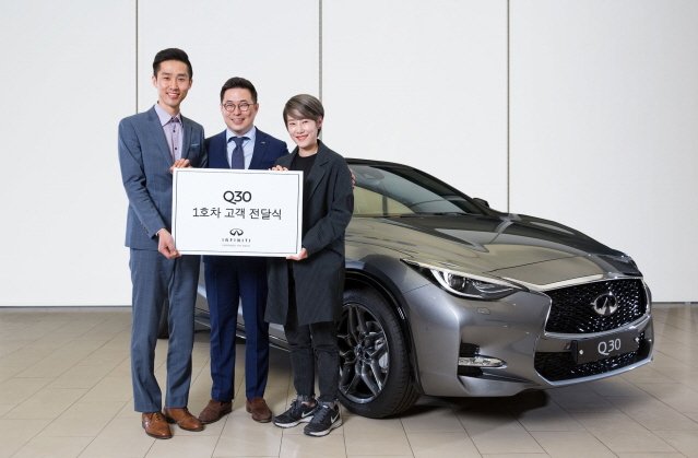 인피니티, Q30 1호차 출고…본격 판매 나서