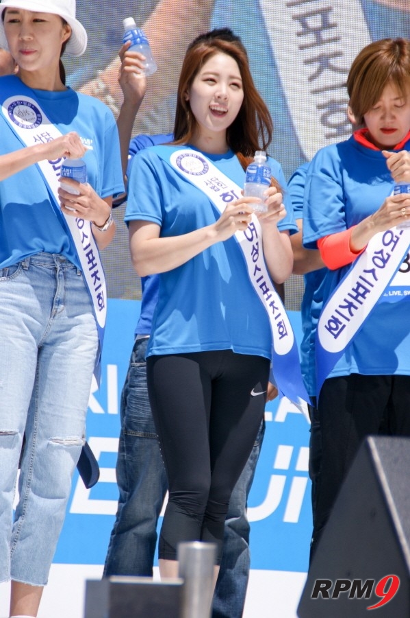 [포토] 신수지, '푸른색 귀여움 충전한 그녀' (동아오츠카 블루런)