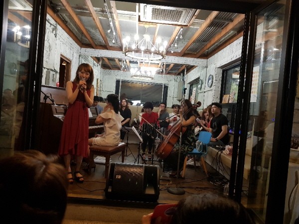 첼리스트 예슬의 빵집콘서트 ‘냉정과 열정사이’ 공연사진. 사진=루비뮤직 제공
