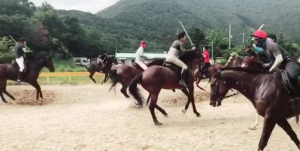 영화 ‘안시성’ 문경 합숙 기승 훈련에서 기승 배우들이 양옆으로 편을 갈라 구보로 달려가면서 칼로 베는 훈련을 하고 있다. 사진=이정민 제공