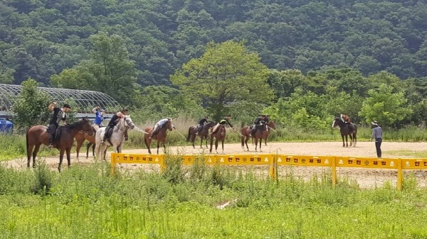 영화 ‘안시성’ 문경 합숙 기승 훈련에서 승마감독과 기승 배우들이 제자리에서 칼로 찌르기 연습을 하고 있다. 사진=이정민 제공