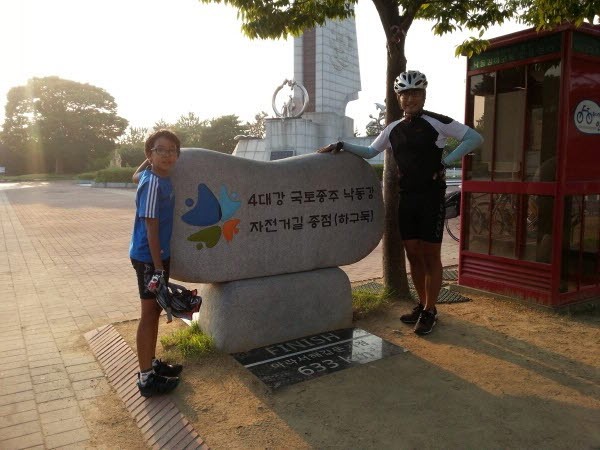 3학년 때 아빠와 함께 6박 7일 자전거 국토종주(인천에서 부산까지 633km)를 완주한 찰리(2015년 여름 낙동강 하구둑). 사진=유튜브 찰리부러워 제공
