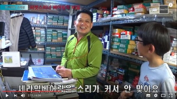 [트루먼쇼 스페셜] 베어링가게 사장님이 알려주신 피젯스피너 베어링의 비밀. 궁금한 것이 있으면 분해를 해보거나 전문가를 찾아 조언을 들어보는 것이 찰리부러워 채널의 특징이다, 사진은 청계천 베어링 상가를 찾은 찰리. 사진=유튜브 찰리부러워 제공