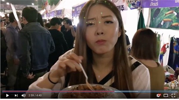 이태원 세계음식축제에서 브라질 음식을 처음으로 먹은 우라라(2016년). 사진=유튜브 Woo Lara 우라라 제공