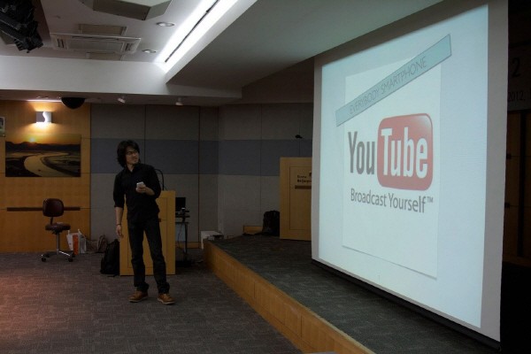 7년 전 스마트폰 교육 중인 백욱희. 사진=백욱희 제공