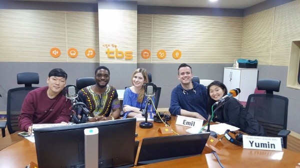 TBS 교통방송 eFM Korea Escape의 Global Family 코너에서 매주 수요일 아침 9시 30분에 방송하고 있어요. 사진=마이 코리안 허즈번드 제공