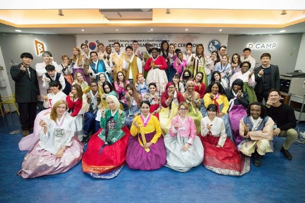 세이율 공공 외교단 단체사진 YouTubers in Korea 커뮤니티 멤버들. 사진=마이 코리안 허즈번드 제공