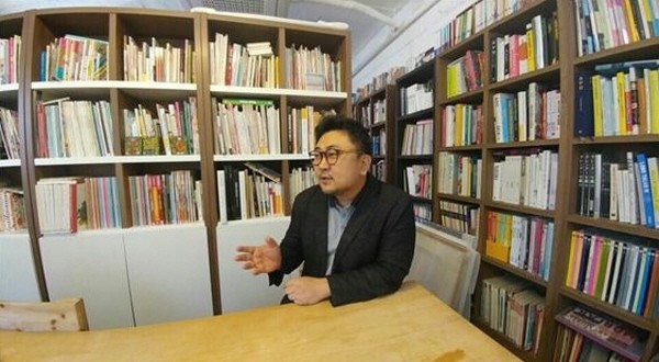 ‘붓을 잡은 연기자’ 이상현이 전자신문엔터테인먼트와의 인터뷰에서 본인에 대한 스토리와 캘리그라피에 대한 견해를 이야기 하고 있다. 사진=전자신문엔터테인먼트 제공