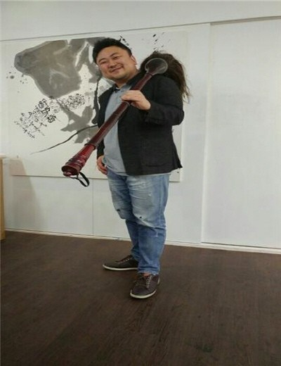 ‘붓을 잡은 연기자’ 이상현이 전자신문엔터테인먼트와의 인터뷰 진행 중에 캘리그라피 퍼포먼스에 이용되는 붓을 들고 포즈를 취한 모습이다. 사진=전자신문엔터테인먼트 제공