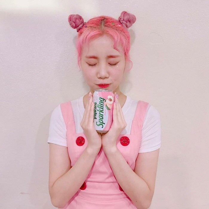 걸그룹 모모랜드의 멤버 주이가 특유의 재기발랄함과 격렬한 퍼포먼스를 무기로 예능에 이어 소셜계를 휘어잡고 있다. (사진=모모랜드 페이스북 발췌)