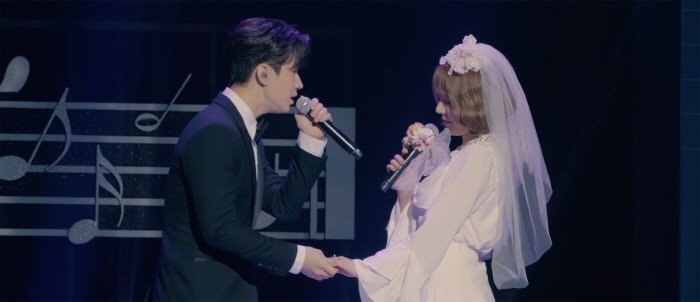 지난달 29일 펼쳐진 '2017 눈덩이 콘서트'에서 선공개한 소녀시대 써니와 슈퍼주니어 헨리의 콜라보곡 '재 보지 마(U&I)'의 음원과 뮤비에는 정식 공개된다. (사진=SM엔터테인먼트 제공)