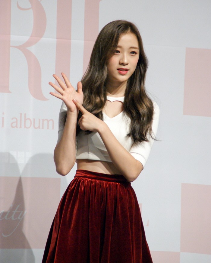에이프릴 진솔은 20일 서울 청담동 일지아트홀에서 열린 네 번째 미니앨범 '이터니티(eternity)' 쇼케이스에서 앨범활동 목표와 최근 종료한 EBS 유아프로그램 MC 활동에 대해 자신의 생각을 말했다. (사진=박동선 기자)
