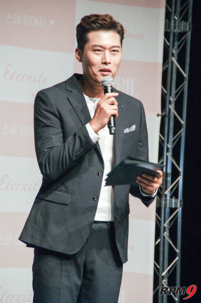 20일 오후 서울 강남구 일지아트홀에서는 에이프릴 네 번째 미니앨범 '이터니티(eterniity)' 쇼케이스가 개최됐다. 김일중 아나운서가 쇼케이스 일정을 진행하고 있다. (사진=박동선 기자)