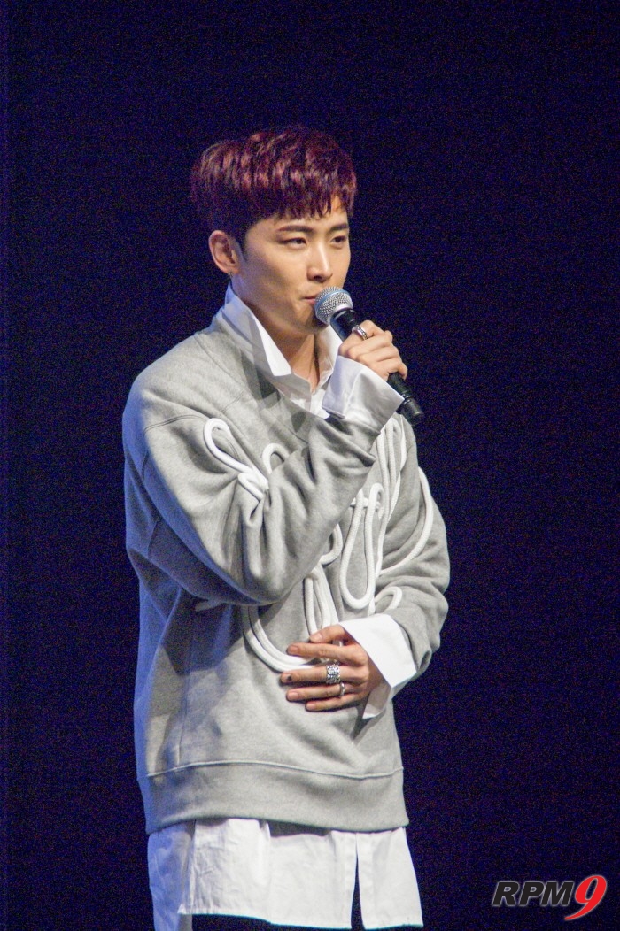20일 오후 서울 청담동 일지아트홀에서 열린 에이프릴의 네 번째 미니앨범 '이터니티(etnernity)' 쇼케이스에는 보컬그룹 V.O.S 멤버이자, 앨범 프로듀싱을 맡은 프로듀싱팀 e.one의 최현준이 등장해 눈길을 끌었다. (사진=박동선 기자)
