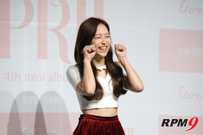 에이프릴 예나가 20일 서울 청담동 일지아트홀에서 열린 네 번째 미니앨범 '이터니티(eternity)' 쇼케이스를 통해 '힐링돌'로서의 에이프릴의 면모를 꾸준히 이어가기를 바란다는 말을 했다. (사진=박동선 기자)