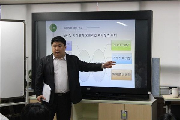 국도형 회장이 청년들에게 브랜드와 마케팅을 주제로 한 강연을 통해 좋은 가치를 전하는 모습이다. 사진=한국사회공헌협회 국도형 회장 제공