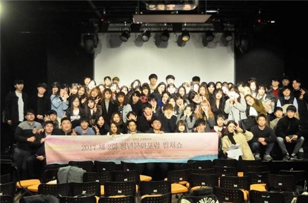 청년문화포럼 국도형 상임부회장이 청년문화포럼 황희두 회장과 함께 청년문화포럼 컬쳐쇼를 통해 청년들에게 선한 영향력과 좋은 의미를 만들어가고 있는 모습이다. 사진=청년문화포럼 유회중 청년의장 제공