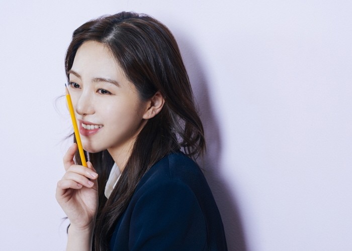 AOA 멤버이자 배우로 활동중인 권민아가 자신의 첫 에세이 '별은 밤에도 길을 잃지 않는다' 발간을 기념해 북토크를 개최한다. (사진=허밍버드 제공)