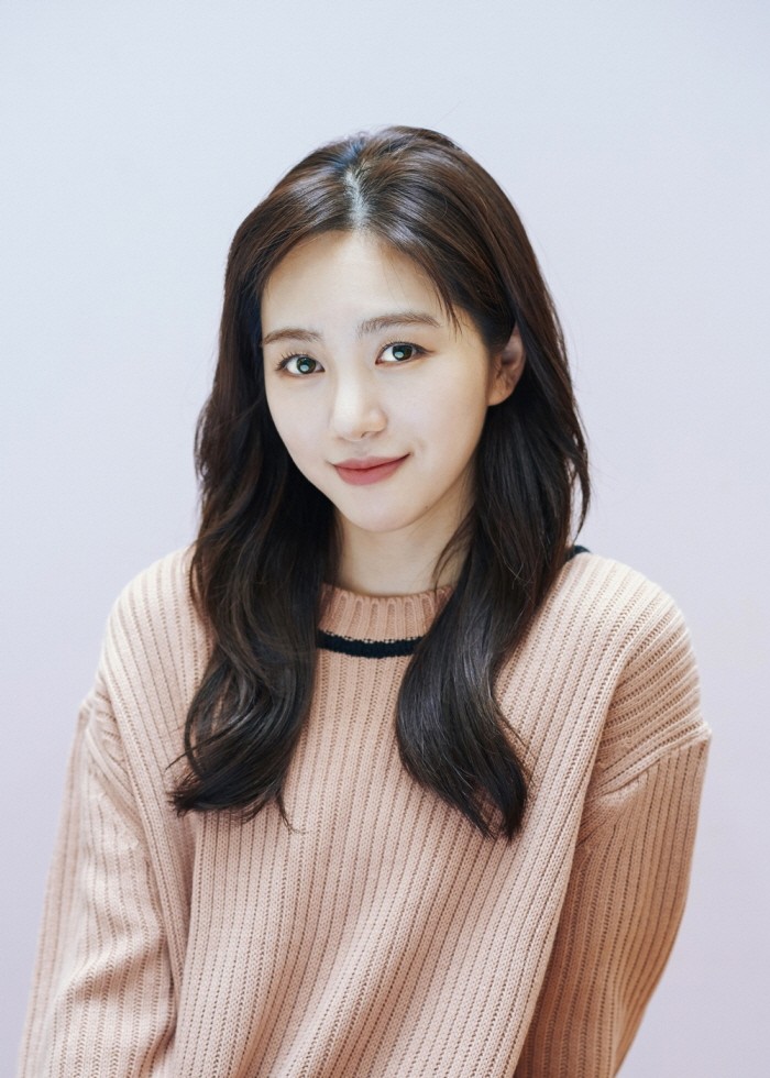 AOA 멤버이자 배우로 활동중인 권민아가 자신의 첫 에세이 '별은 밤에도 길을 잃지 않는다' 발간을 기념해 북토크를 개최한다. (사진=허밍버드 제공)