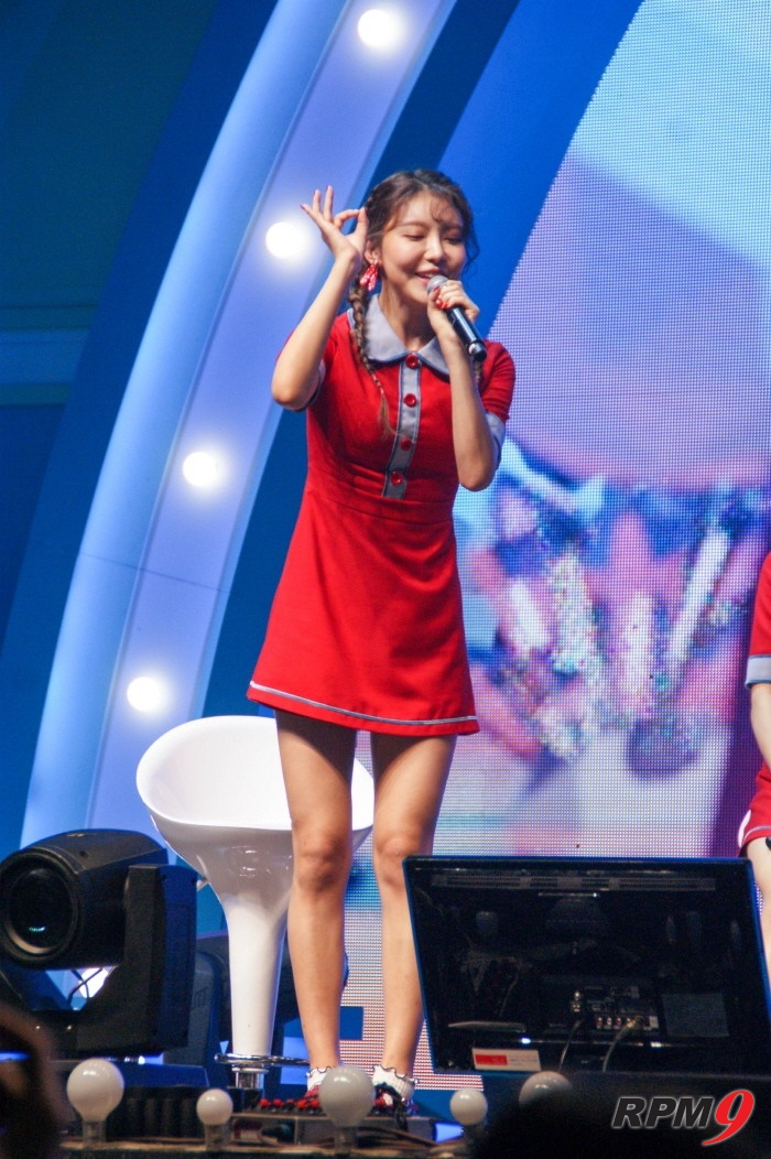 8일 오후 서울 광진구 예스24 라이브홀에서는 그룹 구구단의 새 싱글앨범 '초코코 팩토리(Chococo Factory)' 발매기념 쇼케이스가 개최됐다. 멤버 나영, 미나가 드라마 '학교2017'에 출연한 멤버 세정의 애교연기를 따라하고 있다. (사진=박동선 기자)
