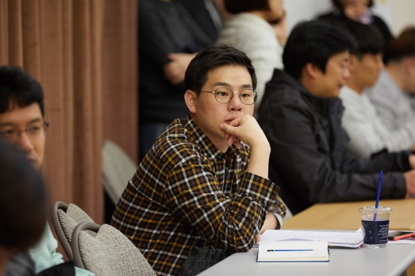 창작탈춤극 ‘동동’ 연습실 최종 리허설을 모니터 중인 육지 연출. 사진=정동극장 제공