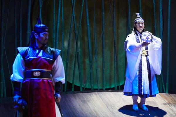 창작탈춤극 ‘동동’ 강감찬(왼쪽 김용남 분) 현종(오른쪽 송민환 분). 사진=정동극장 제공