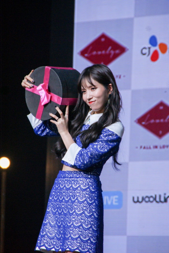 14일 오후 서울 용산구 블루스퀘어 아이마켓홀에서는 그룹 러블리즈(Lovelyz)의 미니 3집 '폴 인 러블리즈(Fall in lovelyz)' 발매기념 쇼케이스가 열렸다. 러블리즈 진이 포토타임에 응하고 있다. (사진=박동선 기자)