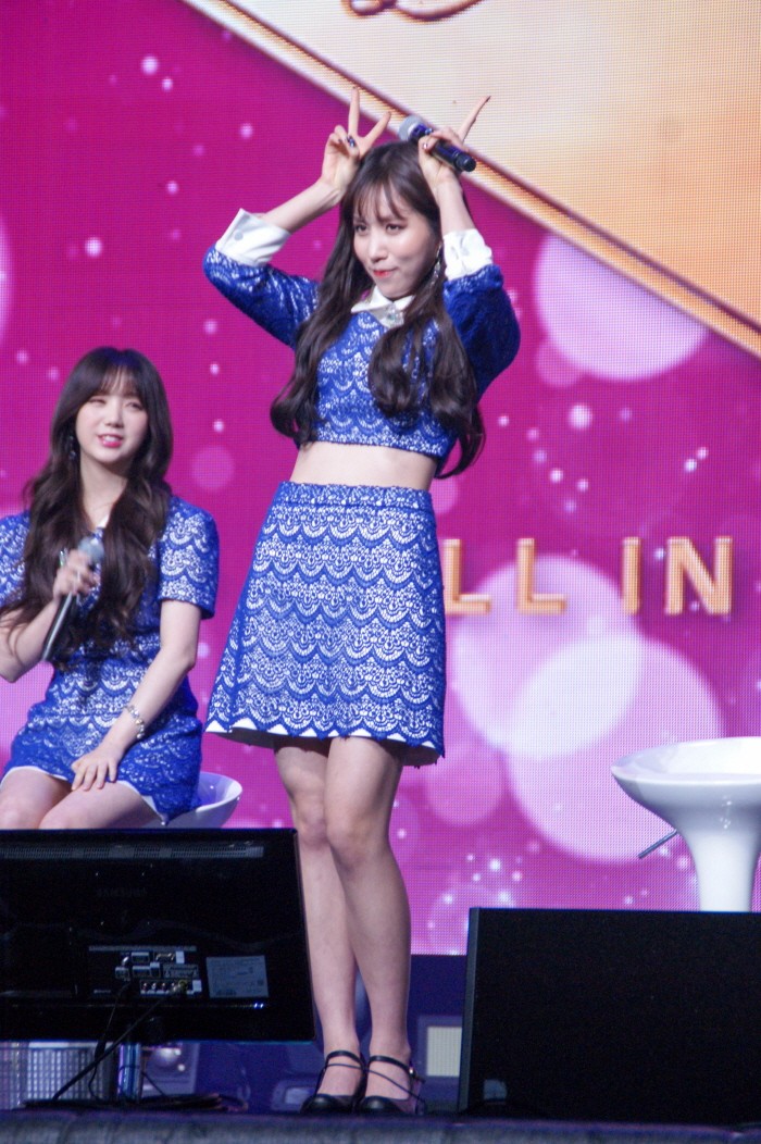 14일 오후 서울 용산구 블루스퀘어 아이마켓홀에서는 그룹 러블리즈(Lovelyz)의 미니 3집 '폴 인 러블리즈(Fall in lovelyz)' 발매기념 쇼케이스가 열렸다. 러블리즈 진이 포토타임에 응하고 있다. (사진=박동선 기자)