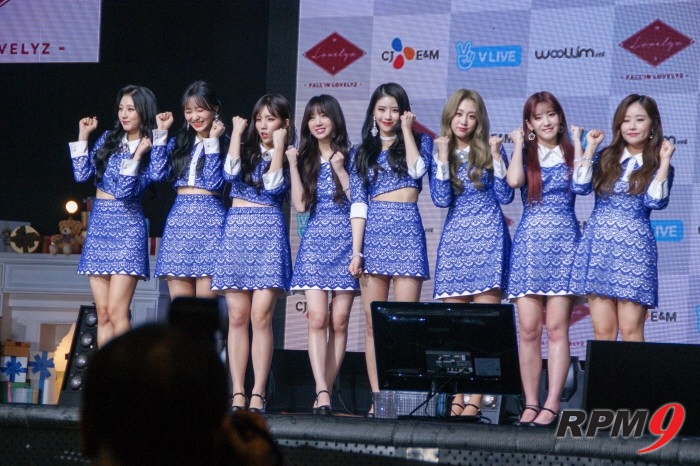 14일 오후 서울 용산구 블루스퀘어 아이마켓홀에서는 그룹 러블리즈(Lovelyz)의 미니 3집 '폴 인 러블리즈(Fall in lovelyz)' 발매기념 쇼케이스가 열렸다. 러블리즈 멤버들이 포토타임에 응하고 있다.