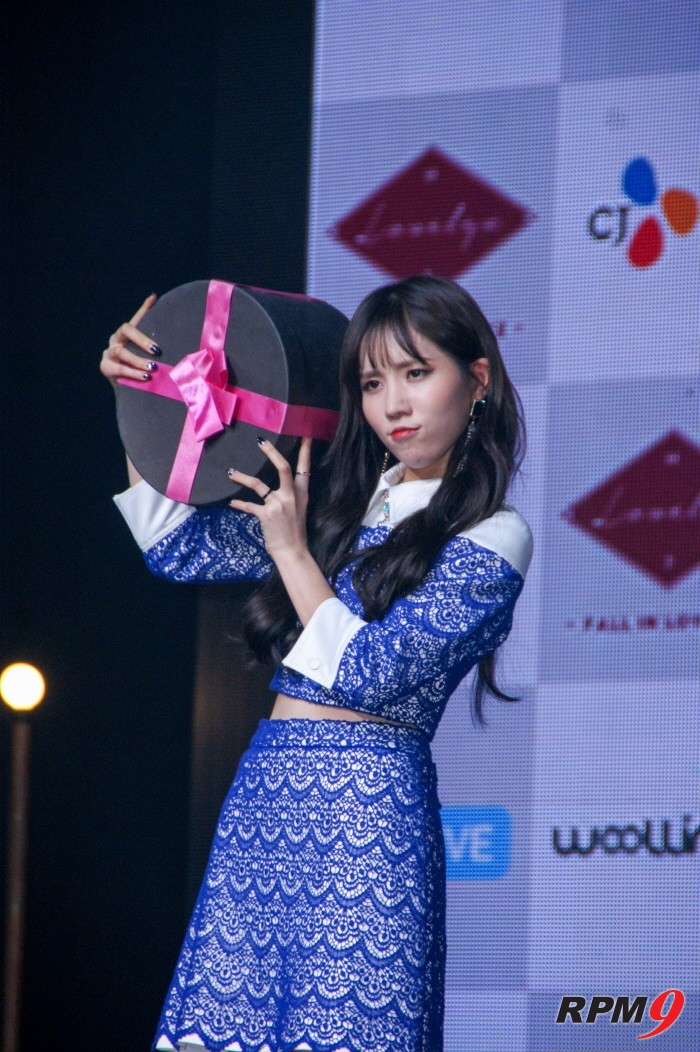 14일 오후 서울 용산구 블루스퀘어 아이마켓홀에서는 그룹 러블리즈(Lovelyz)의 미니 3집 '폴 인 러블리즈(Fall in lovelyz)' 발매기념 쇼케이스가 열렸다. 러블리즈 멤버 진이 포토타임에 응하고 있다.