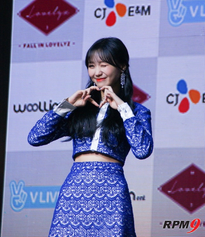 14일 오후 서울 용산구 블루스퀘어 아이마켓홀에서는 그룹 러블리즈(Lovelyz)의 미니 3집 '폴 인 러블리즈(Fall in lovelyz)' 발매기념 쇼케이스가 열렸다. 러블리즈 수정이 포토타임에 응하고 있다. (사진=박동선 기자)
