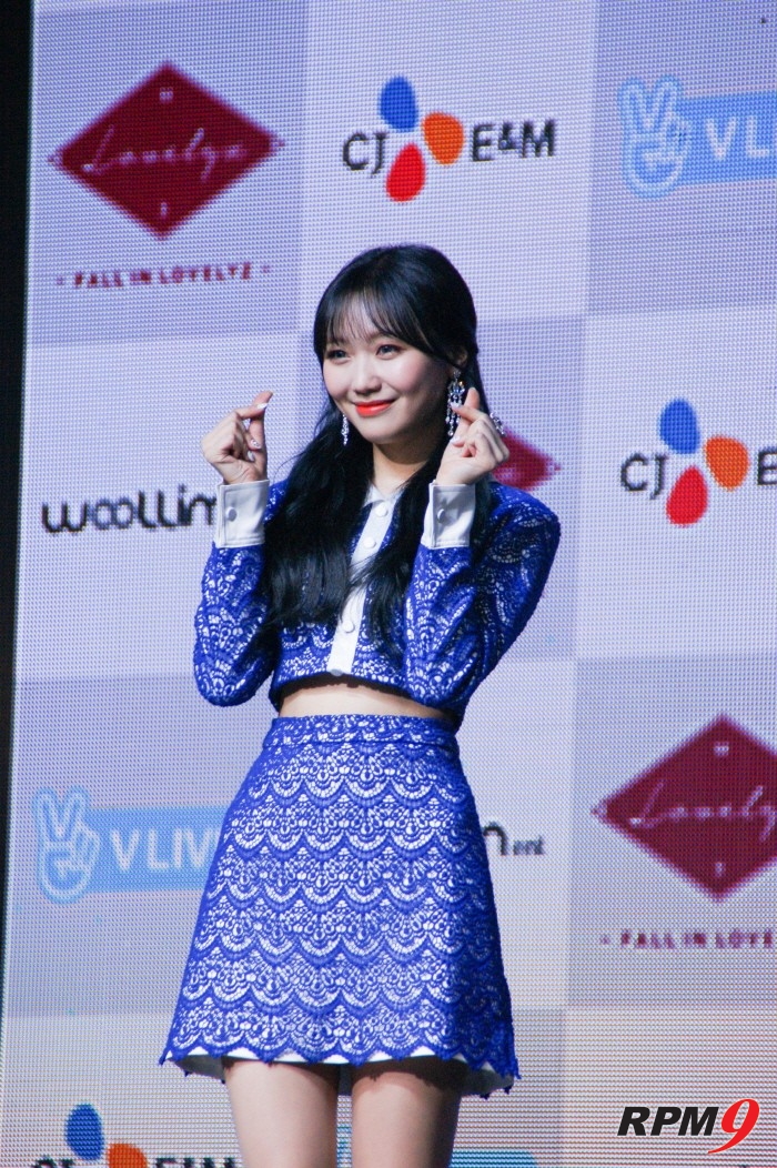 14일 오후 서울 용산구 블루스퀘어 아이마켓홀에서는 그룹 러블리즈(Lovelyz)의 미니 3집 '폴 인 러블리즈(Fall in lovelyz)' 발매기념 쇼케이스가 열렸다. 러블리즈 수정이 포토타임에 응하고 있다. (사진=박동선 기자)