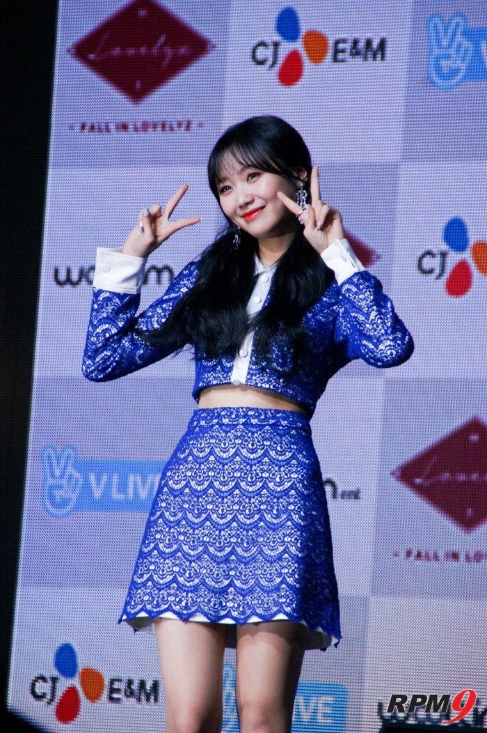 14일 오후 서울 용산구 블루스퀘어 아이마켓홀에서는 그룹 러블리즈(Lovelyz)의 미니 3집 '폴 인 러블리즈(Fall in lovelyz)' 발매기념 쇼케이스가 열렸다. 러블리즈 수정이 포토타임에 응하고 있다. (사진=박동선 기자)
