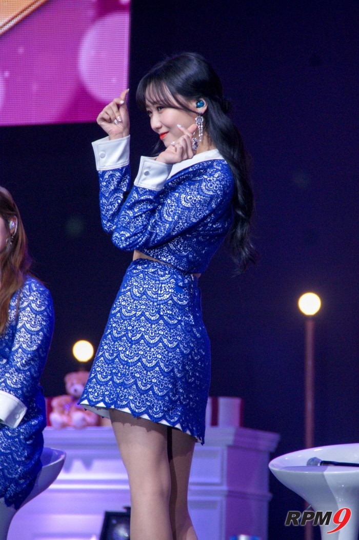 14일 오후 서울 용산구 블루스퀘어 아이마켓홀에서는 그룹 러블리즈(Lovelyz)의 미니 3집 '폴 인 러블리즈(Fall in lovelyz)' 발매기념 쇼케이스가 열렸다. 러블리즈 수정이 매력포즈를 취하고 있다. (사진=박동선 기자)