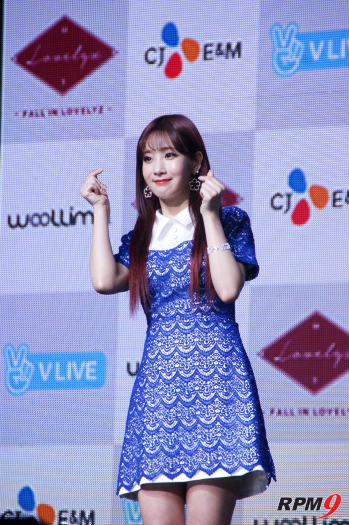 14일 오후 서울 용산구 블루스퀘어 아이마켓홀에서는 그룹 러블리즈(Lovelyz)의 미니 3집 '폴 인 러블리즈(Fall in lovelyz)' 발매기념 쇼케이스가 열렸다. 러블리즈 지애가 포토타임에 응하고 있다. (사진=박동선 기자)