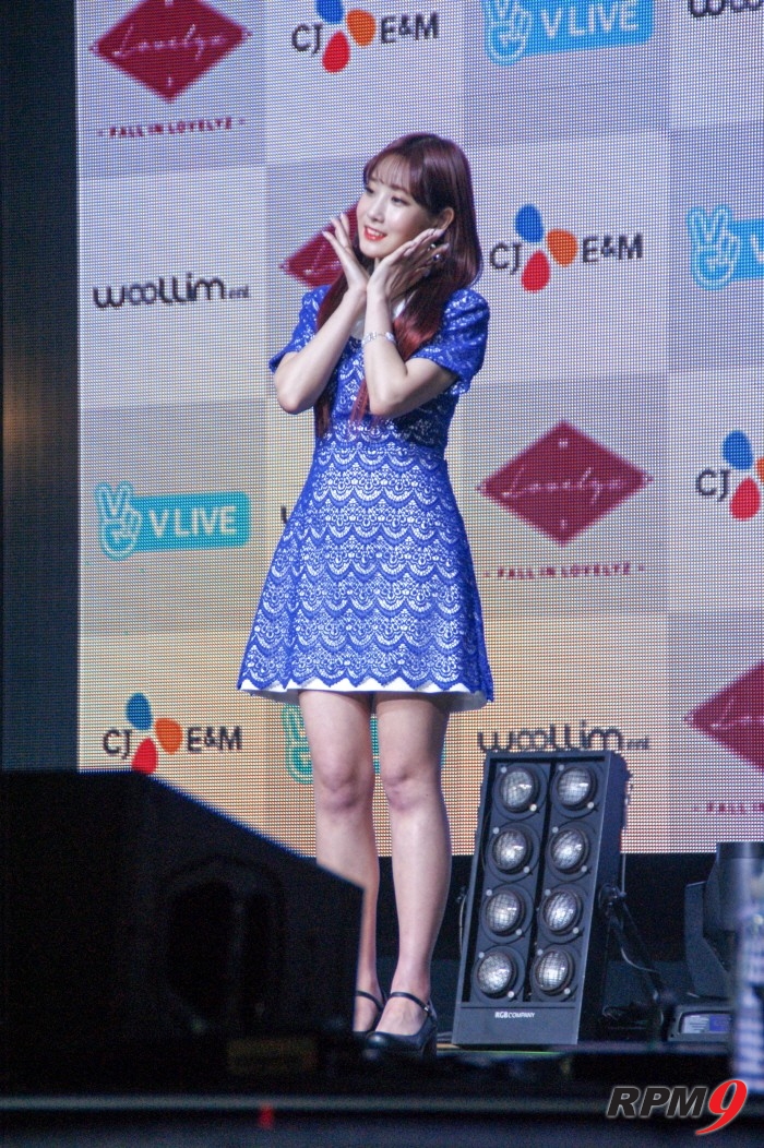 14일 오후 서울 용산구 블루스퀘어 아이마켓홀에서는 그룹 러블리즈(Lovelyz)의 미니 3집 '폴 인 러블리즈(Fall in lovelyz)' 발매기념 쇼케이스가 열렸다. 러블리즈 지애가 포토타임에 응하고 있다. (사진=박동선 기자)