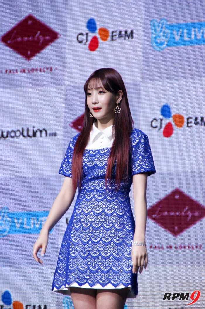 14일 오후 서울 용산구 블루스퀘어 아이마켓홀에서는 그룹 러블리즈(Lovelyz)의 미니 3집 '폴 인 러블리즈(Fall in lovelyz)' 발매기념 쇼케이스가 열렸다. 러블리즈 지애가 포토타임에 응하고 있다. (사진=박동선 기자)