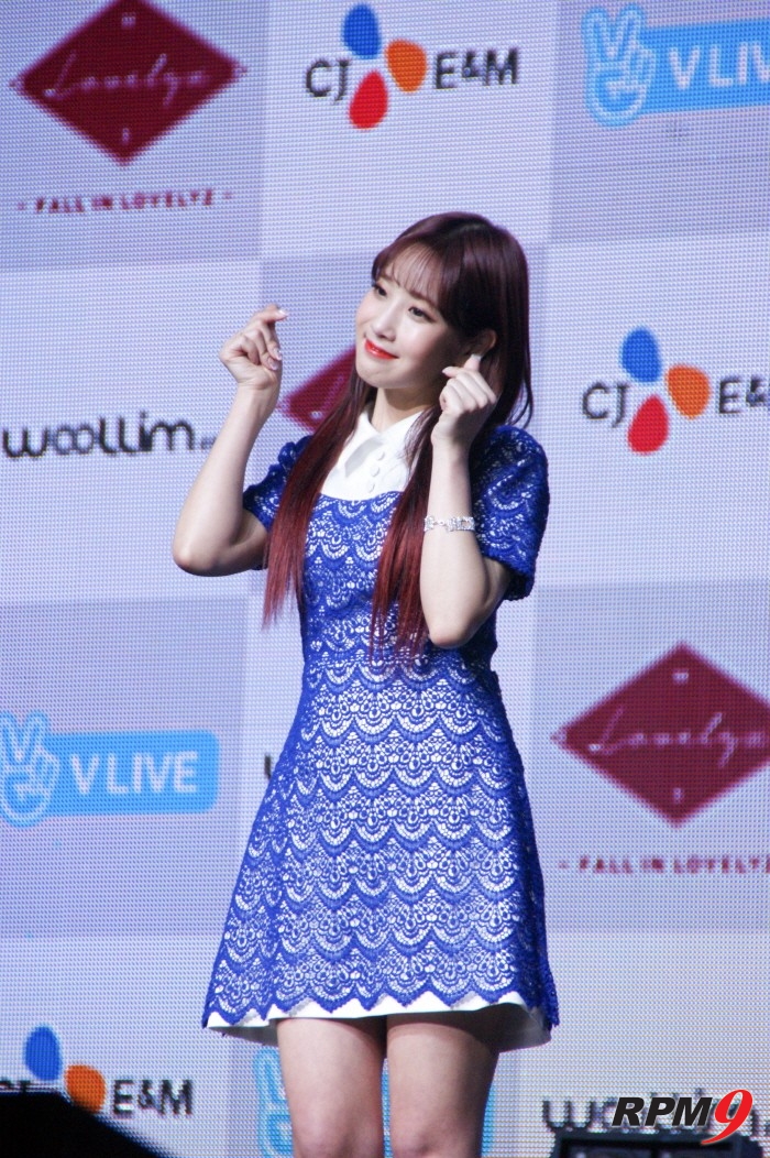 14일 오후 서울 용산구 블루스퀘어 아이마켓홀에서는 그룹 러블리즈(Lovelyz)의 미니 3집 '폴 인 러블리즈(Fall in lovelyz)' 발매기념 쇼케이스가 열렸다. 러블리즈 지애가 포토타임에 응하고 있다. (사진=박동선 기자)