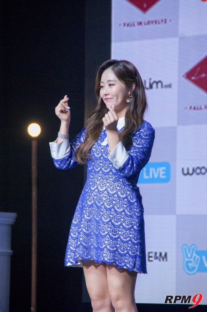 14일 오후 서울 용산구 블루스퀘어 아이마켓홀에서는 그룹 러블리즈(Lovelyz)의 미니 3집 '폴 인 러블리즈(Fall in lovelyz)' 발매기념 쇼케이스가 열렸다. 러블리즈 베이비소울이 포토타임에 응하고 있다. (사진=박동선 기자)