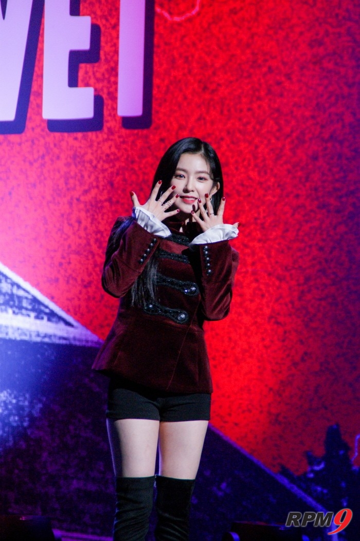 16일 서울 강남구 SMTOWN 코엑스아티움에서는 걸그룹 레드벨벳(Red Velvet)의 정규2집 '퍼펙트 벨벳(Perfect Velvet)' 발매기념 쇼케이스가 열렸다. 레드벨벳 아이린이 포토타임에 응하고 있다.(사진=박동선 기자)