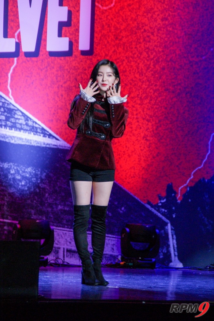 16일 서울 강남구 SMTOWN 코엑스아티움에서는 걸그룹 레드벨벳(Red Velvet)의 정규2집 '퍼펙트 벨벳(Perfect Velvet)' 발매기념 쇼케이스가 열렸다. 레드벨벳 아이린이 포토타임에 응하고 있다.(사진=박동선 기자)